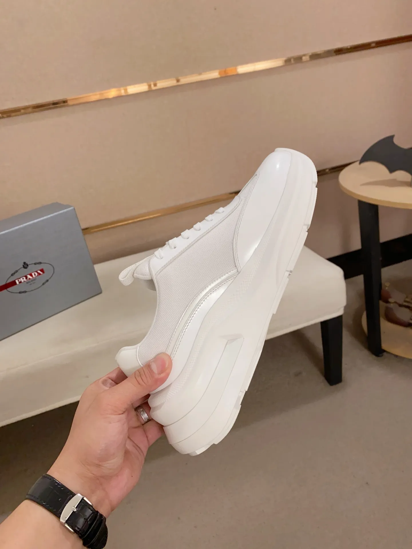Men's shoes 💰 660💰 ✔️✔️✔️Higher version High-quality new PRADA (Prada) counters are launched simultaneously. The new men's shoes and 😘fabrics are made of high-tech glue-making technology. Lining: Full cowhide lining. 👍🏿 High-end ☄️ Air-cushion molded anti-slip foam outsole, exquisite lines, simple and elegant, comfortable and high-end for leisure travel. Code number: 38 to 44 (45 can be customized and cannot be returned or exchanged)